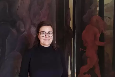 Ameli M. Klein, Direktorin des Kunstvereins Ludwigshafen, hat die Gastausstellung an der Weinstraße kuratiert. Das Foto zeigt si