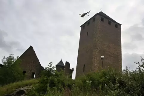 Nicht alltäglich: Der Helikopter bringt die Gerüstteile vom Burgfried auf den Parkplatz – in 37 Flügen. 