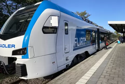 Im Oktober 2022 machte der Prototyp des Flirt Akku beim Jubiläum „175 Jahre Eisenbahn in Rheinland-Pfalz“ einen Abstecher nach Z