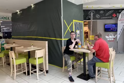Zwischen dem Bistro Capino und der Bäckertheke (verdeckt) steht immer noch das schwarze Plastikzelt. 