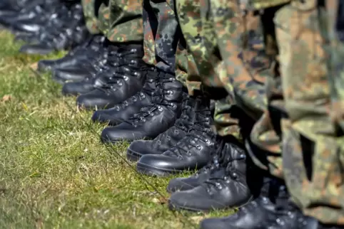 Die Bundeswehr braucht bis zu 60.000 Soldaten mehr im aktiven Dienst.