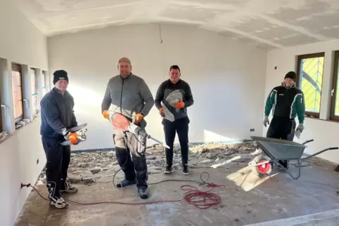 Steckten viele Stunden Arbeit in die neue Indoor-Anlage (von links): Steffen Klingel, Felix Wiese, Jan Riedinger und Christian F