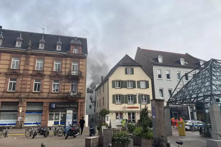 Unter anderem ein Gaskocher brennt: Einsatz am Postplatz. 