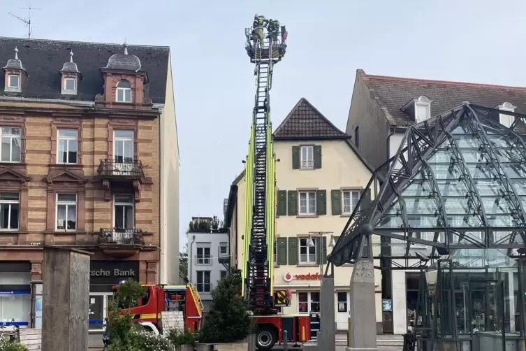 Blick von oben: Feuerwehrleute auf der Drehleiter.