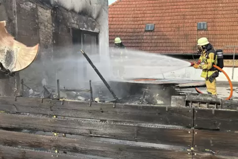 Löscharbeiten: Brand einer Dachterrasse.