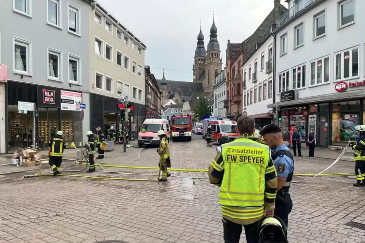 Zahlreiche Einsatzkr&auml;fte: Postplatz und Gilgenstra&szlig;e abgesperrt. 