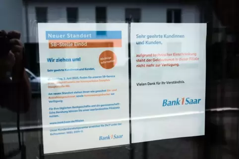 Ein Aushang verweist auf den nächsten Geldautomaten. 