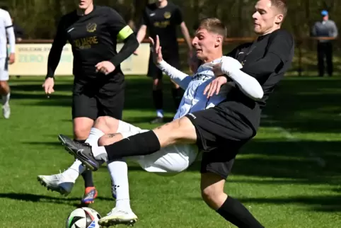 Bereitete ein Tor vor: Fußgönheims Kevin Kaspar (weißes Trikot). 