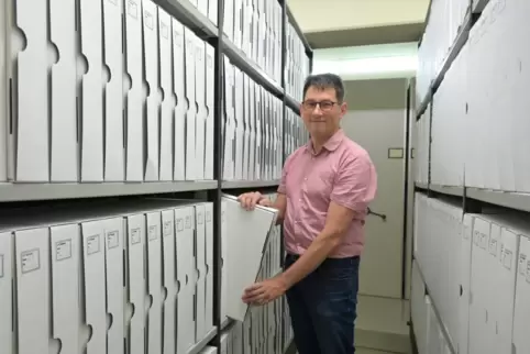  Tobias Binkert, stellvertretender Archivleiter, zieht den wertvollen Band aus dem Regal. 