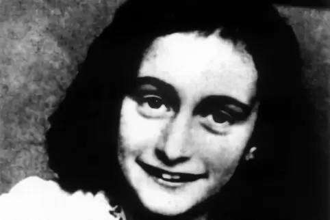 Schrieb im Versteck ihrer Familie in Amsterdam während des Zweiten Weltkriegs ihr berühmt gewordenes Tagebuch: Anne Frank.
