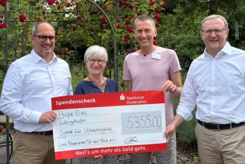  Spendenübergabe an das Hospiz Elias (von rechts): Christoph Keimes, LC-Präsident, Irmgard Fleck, Prokuristin St. Dominikus Kran