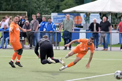 1:0: Ali Shukri (rechts) trifft für den FC Speyer 09 gegen TuS Wachenheim. Sebastian Becker fliegt am Ball vorbei, links Angelo 