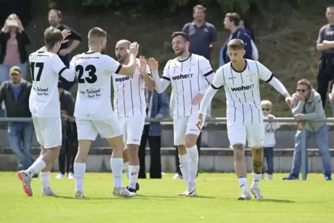 Ebnet den Weg: Ronny Krause (Zweiter von rechts) feiert sein 1:0 für ASV Fugönheim gegen SV Horchheim.