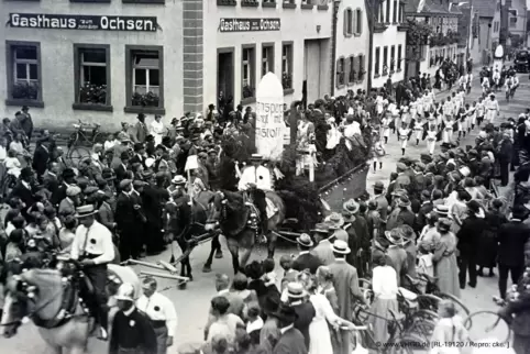 Reiter, Festwagen und Fußgruppen begeisterten die Menschen im Ort.