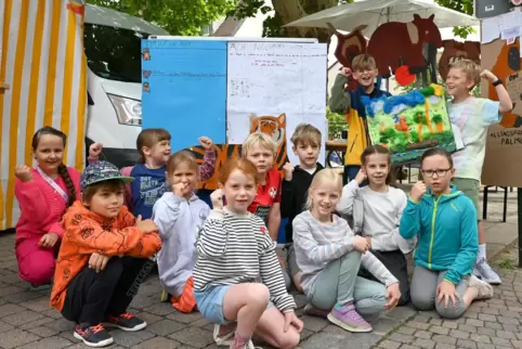 Die Wachenheimer Grundschüler vor ihrem Stand. 