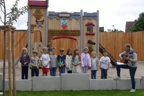 Die Glücksburg steht jetzt auf dem Spielplatz, gegenüber der Kita „Kinderburg“. Die Kinder singen mit Eva Oberling zur Eröffnung