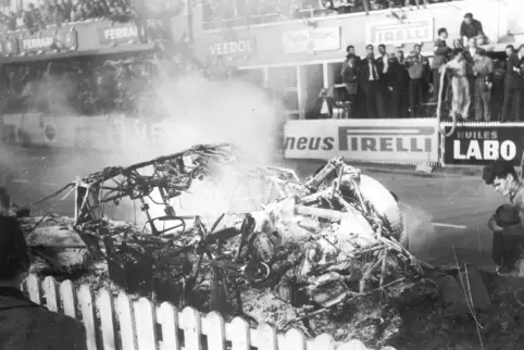 Das ausgebrannte Wrack von Pierre Leveghs Mercedes. 
