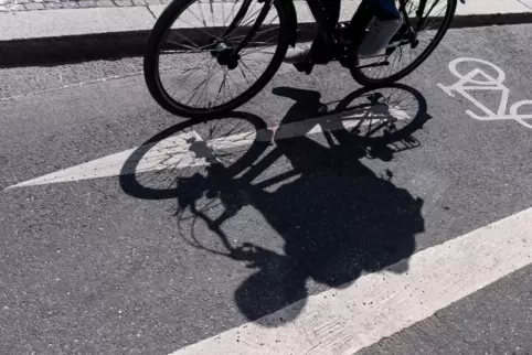 Auf den Sattel, aufgepasst: Nicht jeder Radfahrer ist so korrekt wie der auf dem Bild unterwegs. 