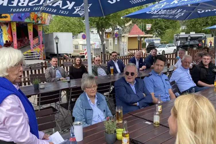 Beim Kommunalpolitischen Fr&uuml;hschoppen begr&uuml;&szlig;te VTZ-Vorst&auml;ndin Gisela Alt (links) Vertreter von Politik, Wirtschaft und Polizei.