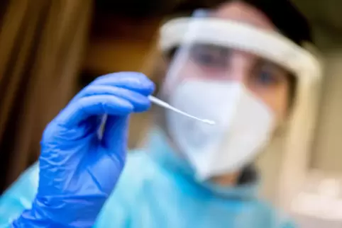 Von knapp 3,5 Millionen Euro sollen den Angeklagten laut Staatsanwaltschaft nur 200.000 Euro für tatsächlich gemachte Coronatest