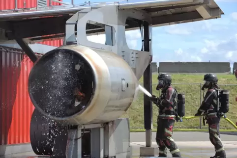 Feuerwehrleute zeigen an der Brandsimulationsanlage ihr Können.
