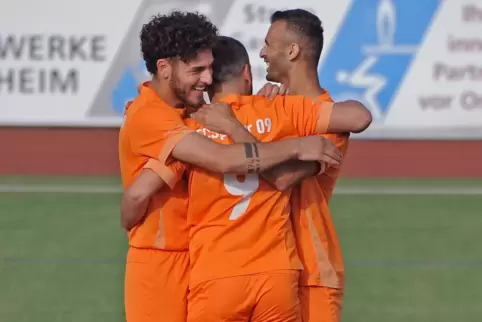 Hab euch lieb: Angelo Ietro (Mitte) vom FC Speyer 09 feiert sein erstes Tor gegen TuS Wachenheim. 