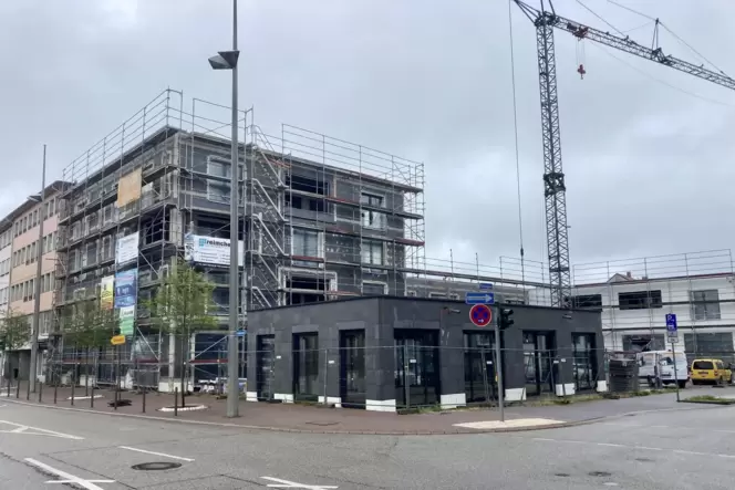 In wenigen Tagen wird das gesamte Gebäude eine weiße Fassade erhalten.
