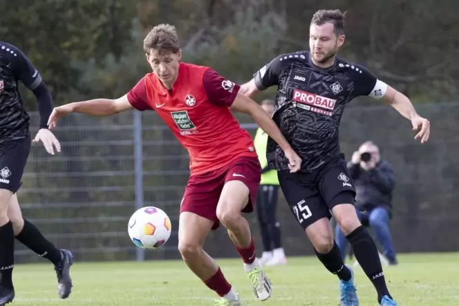 Kehrt erst kommende Saison zurück: FCA-Innenverteidiger Lukas Hartlieb (rechts), hier gegen den FCK II. Kehrt erst kommende Saison zurück: FCA-Innenverteidiger Lukas Hartlieb (rechts), hier gegen den FCK II.