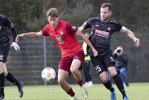 Kehrt erst kommende Saison zurück: FCA-Innenverteidiger Lukas Hartlieb (rechts), hier gegen den FCK II. 