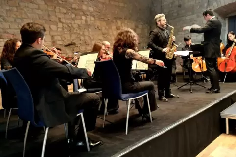 Die Chemie zwischen Pult und Tutti stimmte einfach: Das Kurpfälzische Kammerorchester mit dem Saxophonisten Elliot Riley, geleit