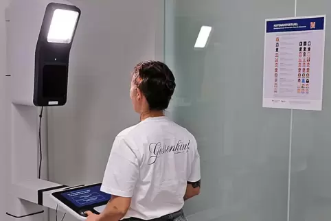 Janine Sattler lässt sich im Max1 am Automaten ablichten. Janine Sattler lässt sich im Max1 am Automaten ablichten.