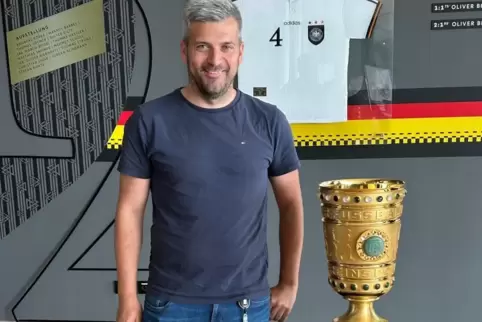 FKP-Geschäftsstellenleiter Christoph Radtke im „Golden-Goal-Saal“ des DFB-Campus in Frankfurt mit dem DFB-Pokal. 