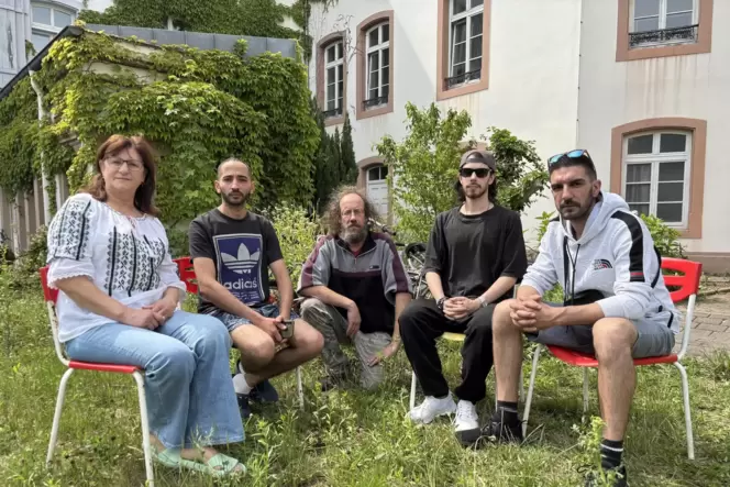 Mit Mühe haben sie sich im Melanchthonheim ein Leben aufgebaut, sogar einen Garten hinter dem Haus angelegt. Ab Sonntag sitzen L
