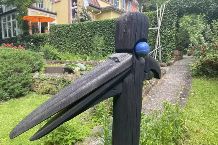 Der &bdquo;Makabu&ldquo; begr&uuml;&szlig;t Besucher beim Betreten des Gartens.