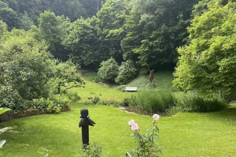Der Garten &uuml;m D&uuml;rkheimer Stadtteil Hardenburg bietet eine sch&ouml;ne Kulisse und zahlreiche M&ouml;glichkeiten zum Entspannen.
