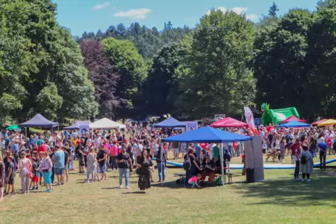 Tausende Besucher sorgen auf dem Spielfests am Eisweiher für ein kunterbuntes Gewimmel. 
