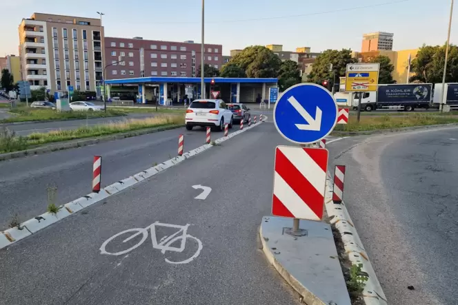 Abfahrt von der Pasadenaallee auf die Heinigstraße: Hier staut sich der Verkehr häufig. Abfahrt von der Pasadenaallee auf die Heinigstraße: Hier staut sich der Verkehr häufig.