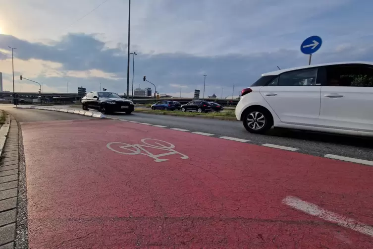 Der mit Ampelschaltungen geregelte Kreuzungsbereich aus Sicht der Aral-Tankstelle.
