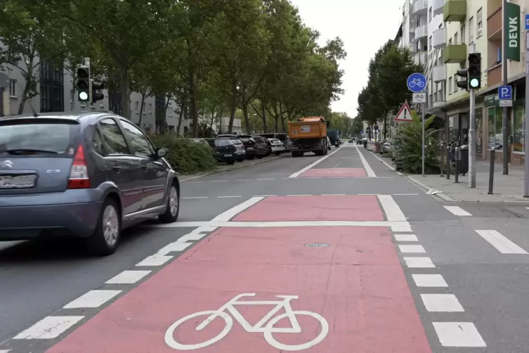 Bleibt sie oder verschwindet sie f&uuml;r eine gewisse Zeit? Radspur an der Heinigstra&szlig;e.