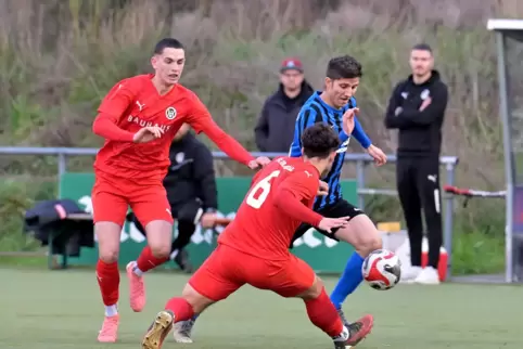 Der Dauerbrenner: Valentino Zuch (blau) vom FC Speyer 09 gegen Luca Klesse (vom 1. FC 08 Haßloch) kommt auf die meisten Einsätze
