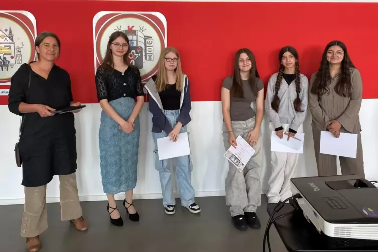 Platz eins f&uuml;r die Speyerer Sch&uuml;lerinnen Lilly Kreker, Tuana Halitjaha, Anna Carina Winters, Lara-Sofie K&uuml;c&uuml;k und Rojg&uuml;l Yildiz,