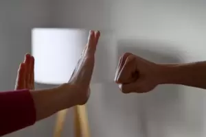 Frauen und Mädchen müssen über Methoden wie die der sogenannten Loverboys aufgeklärt werden. Sonst können sie sich nicht schütze Frauen und Mädchen müssen über Methoden wie die der sogenannten Loverboys aufgeklärt werden. Sonst können sie sich nicht schütze