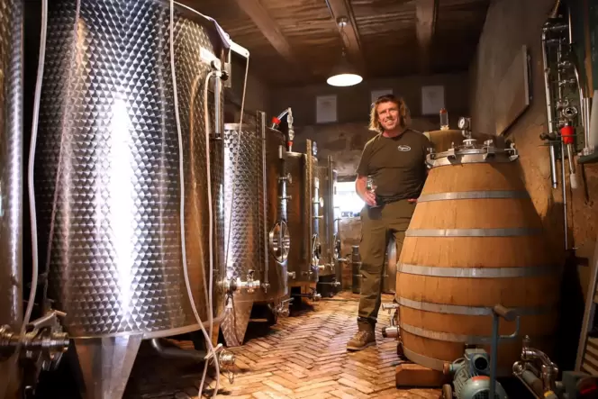 Zwischen Tanks und Fässern ist Michael Wiersch in seinem Element. Zwischen Tanks und Fässern ist Michael Wiersch in seinem Element.
