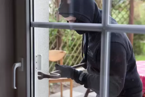Über ein Fenster auf der Rückseite des Gebäudes drangen der oder die Täter in das Einfamilienhaus ein. 