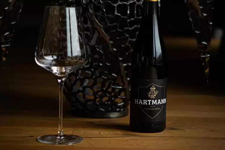 Auf die Etiketten seiner Weinflaschen legt Christian Hartmann besonders gro&szlig;en Wert. Sie seien die Visitenkarte des Winzers. 