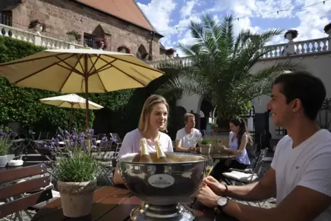 Bei einem Glas Sekt das Leben feiern: Genießerlounge. 