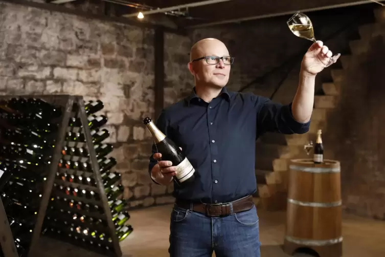 Vor einem traditionellen Handr&uuml;ttelpult: Johannes Reiter, Oenologe und Chef de Cave der Sektkellerei. 
