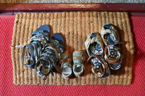 Die Schuhe standen vor den Wohnungstür. 
