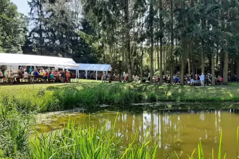 So präsentierte sich in der Vergangenheit die Station am Gelbachweiher bei der Schlemmerwanderung. 