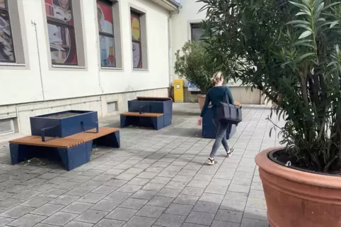 Neues Erscheinungsbild: Sitzmöbel vor dem Bahnhofsgebäude. 